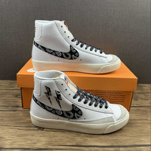 Cargar imagen en el visor de la galería, Blazer Mid 77 Vintage “Paisley” White Black