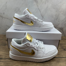 Cargar imagen en el visor de la galería, Air Jordan 1 Low SE White Metallic Gold-White CZ4776-100