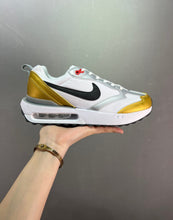 Cargar imagen en el visor de la galería, Air Max Dawn SE White Metallic Gold DJ6209-100