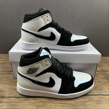 Cargar imagen en el visor de la galería, Air Jordan 1 Mid White Black Diamond (2021) DH6933-100