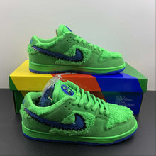 Cargar imagen en el visor de la galería, SB Dunk Low PRO QS Green Spark Soar