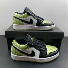 Cargar imagen en el visor de la galería, Air Jordan 1 Low SE Black Black Cyber White DX4446-301