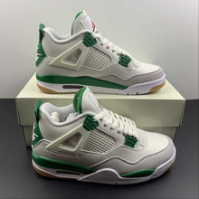 Cargar imagen en el visor de la galería, Air Jordan 4 Retro SP Sail White-Pine Green x Nike SB DR5415-103