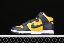 Cargar imagen en el visor de la galería, SB Dunk High SP Michigan Varsity Maize Midnight Navy