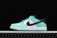 Cargar imagen en el visor de la galería, SB Dunk Low Pro PRM White Light Green 304242-306