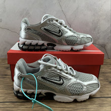 Cargar imagen en el visor de la galería, Air Zm Spiridon Cg 2 Stussy Lt Smoke Grey Metallic Silver CJ1288-001
