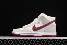 Cargar imagen en el visor de la galería, SB Dunk High Pro Lile Team Crimson Wheat Lile CV9499-100