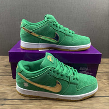 Cargar imagen en el visor de la galería, SB Dunk Low PRO “St Patrick’s Day” Green Gold White BQ6817-303
