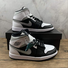 Cargar imagen en el visor de la galería, Air Jordan 1 Mid Black White-LT Smoke Grey 554724 073