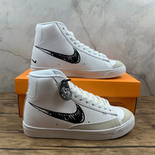 Cargar imagen en el visor de la galería, Blazer Mid 77 Sketch White Black