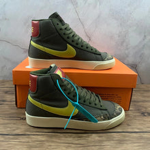 Cargar imagen en el visor de la galería, Blazer Mid Olive Snakeskin