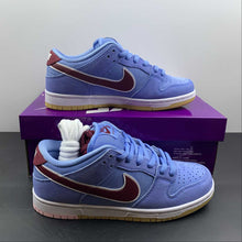 Cargar imagen en el visor de la galería, SB Dunk Low PRM Valor Blue Team Maroon