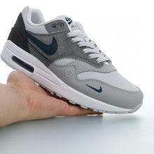 Cargar imagen en el visor de la galería, Air Max 1 City Pack London Gris Claro Gris Profundo Sleuth Azul