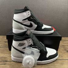 Cargar imagen en el visor de la galería, Air Jordan 1 Retro High OG Black White Grey (2021) 555088-108