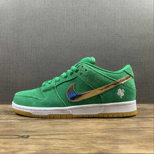 Cargar imagen en el visor de la galería, SB Dunk Low PRO “St Patrick’s Day” Green Gold White BQ6817-303