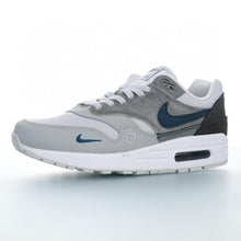Cargar imagen en el visor de la galería, Air Max 1 City Pack London Gris Claro Gris Profundo Sleuth Azul