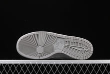 Cargar imagen en el visor de la galería, SB Dunk High Pro QS Reigning Champ LT Grey AA2266-600