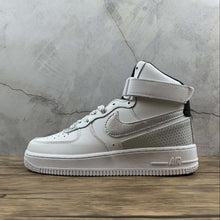 Cargar imagen en el visor de la galería, Air Force 1 High Pack Light Cream Alligator