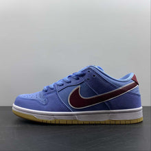 Cargar imagen en el visor de la galería, SB Dunk Low PRM Valor Blue Team Maroon