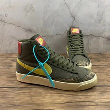 Cargar imagen en el visor de la galería, Blazer Mid Olive Snakeskin