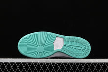 Cargar imagen en el visor de la galería, SB Dunk Low Pro PRM White Light Green 304242-306