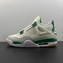 Cargar imagen en el visor de la galería, Air Jordan 4 Retro SP Sail White-Pine Green x Nike SB DR5415-103