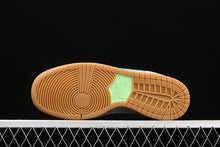 Cargar imagen en el visor de la galería, Dunk High Premium SB Metallic Silver Hyper Green 313171-039
