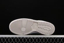 Cargar imagen en el visor de la galería, SB Dunk Low TRD Beige White Jade AR0778-006