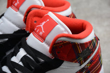 Cargar imagen en el visor de la galería, Air Jordan 1 Mid (GS) University Red-Black-White