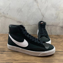 Cargar imagen en el visor de la galería, Blazer Mid Class 1977 x Slam Jam Black White