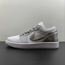 Cargar imagen en el visor de la galería, Air Jordan 1 Low SE White Metallic Silver-White DX6070-101