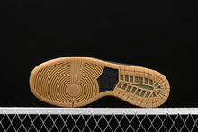 Cargar imagen en el visor de la galería, Dunk High Pro SB Black Black-Gum Light Brown 305050-029
