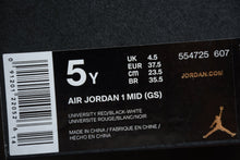 Cargar imagen en el visor de la galería, Air Jordan 1 Mid (GS) University Red-Black-White