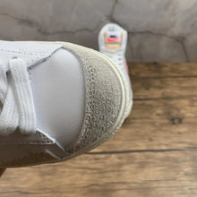 Cargar imagen en el visor de la galería, Blazer Mid 77 White Atomic Pink