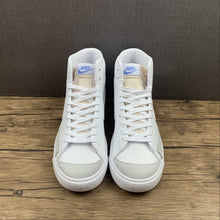 Cargar imagen en el visor de la galería, Blazer Mid 77 SE “Sisterhood” White White Hyper Royal CZ4627-100