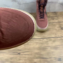 Cargar imagen en el visor de la galería, Air Force 1 Shell Dark Pony Burgundy Ash BQ6096-200