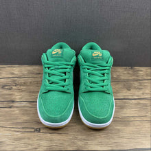 Cargar imagen en el visor de la galería, SB Dunk Low PRO “St Patrick’s Day” Green Gold White BQ6817-303