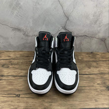Cargar imagen en el visor de la galería, Air Jordan 1 Mid White Track Red Black Igloo 852542-100