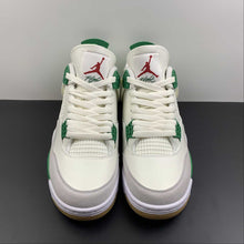 Cargar imagen en el visor de la galería, Air Jordan 4 Retro SP Sail White-Pine Green x Nike SB DR5415-103