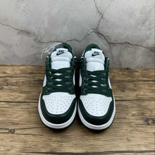 Cargar imagen en el visor de la galería, SB Dunk Low PRM Army Green White CW1590-102