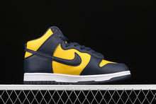 Cargar imagen en el visor de la galería, SB Dunk High SP Michigan Varsity Maize Midnight Navy