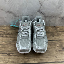 Cargar imagen en el visor de la galería, Air Zm Spiridon Cg 2 Stussy Lt Smoke Grey Metallic Silver CJ1288-001
