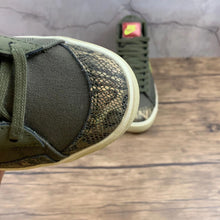 Cargar imagen en el visor de la galería, Blazer Mid Olive Snakeskin