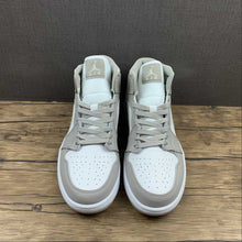 Cargar imagen en el visor de la galería, Air Jordan 1 Mid College Grey Light Bone-White (2021) 554724 082