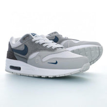 Cargar imagen en el visor de la galería, Air Max 1 City Pack London Gris Claro Gris Profundo Sleuth Azul