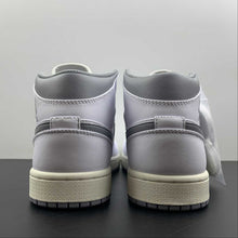 Cargar imagen en el visor de la galería, Air Jordan 1 Mid White Stealth 554724-135