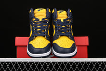 Cargar imagen en el visor de la galería, SB Dunk High SP Michigan Varsity Maize Midnight Navy