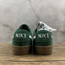 Cargar imagen en el visor de la galería, SB Blazer Low GT Green Gum