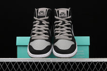 Cargar imagen en el visor de la galería, SB Dunk High Pro Shadow Black Grey 854851-067