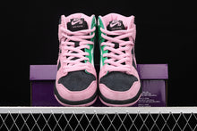 Cargar imagen en el visor de la galería, SB Dunk High Pro PRM Black Pink Rise Lucky Green CV7349-001